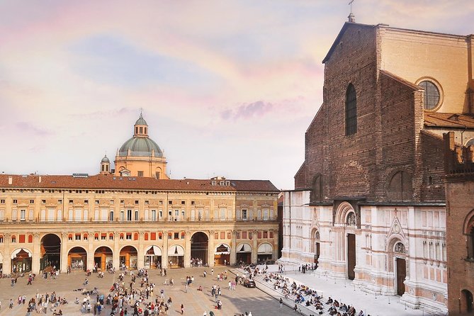 Historical Tour of Bologna - Guide and Knowledge