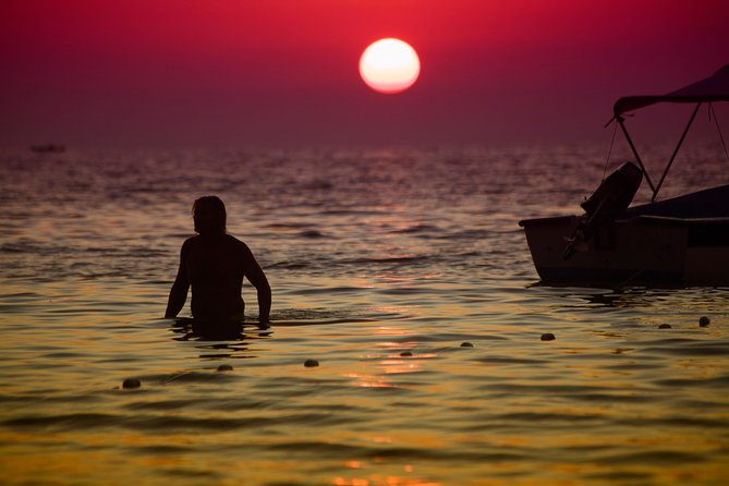 Sunset Boat Tour to Cinque Terre With Aperitif on Board - Indulge in a Relaxing Aperitif on Board