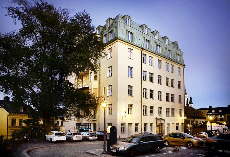 The grand yellow art-nouveau apartment building at Fiskargatan 9 in Söder Stockholm
