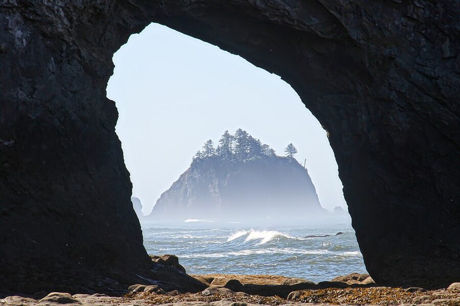 Hole in the Wall arch at Rialto Beach, La Push, Washington
